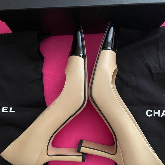 Chanel size 35.5 cream with black cap tip in great condition - Picture 5 of 7